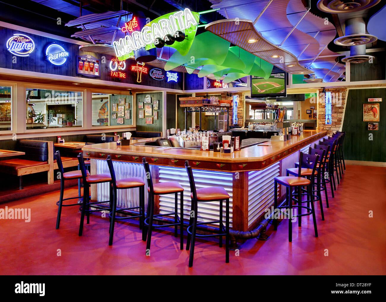 Experience the Nightlife: ‌Vibrant ⁤bars and Rooftop Hangouts